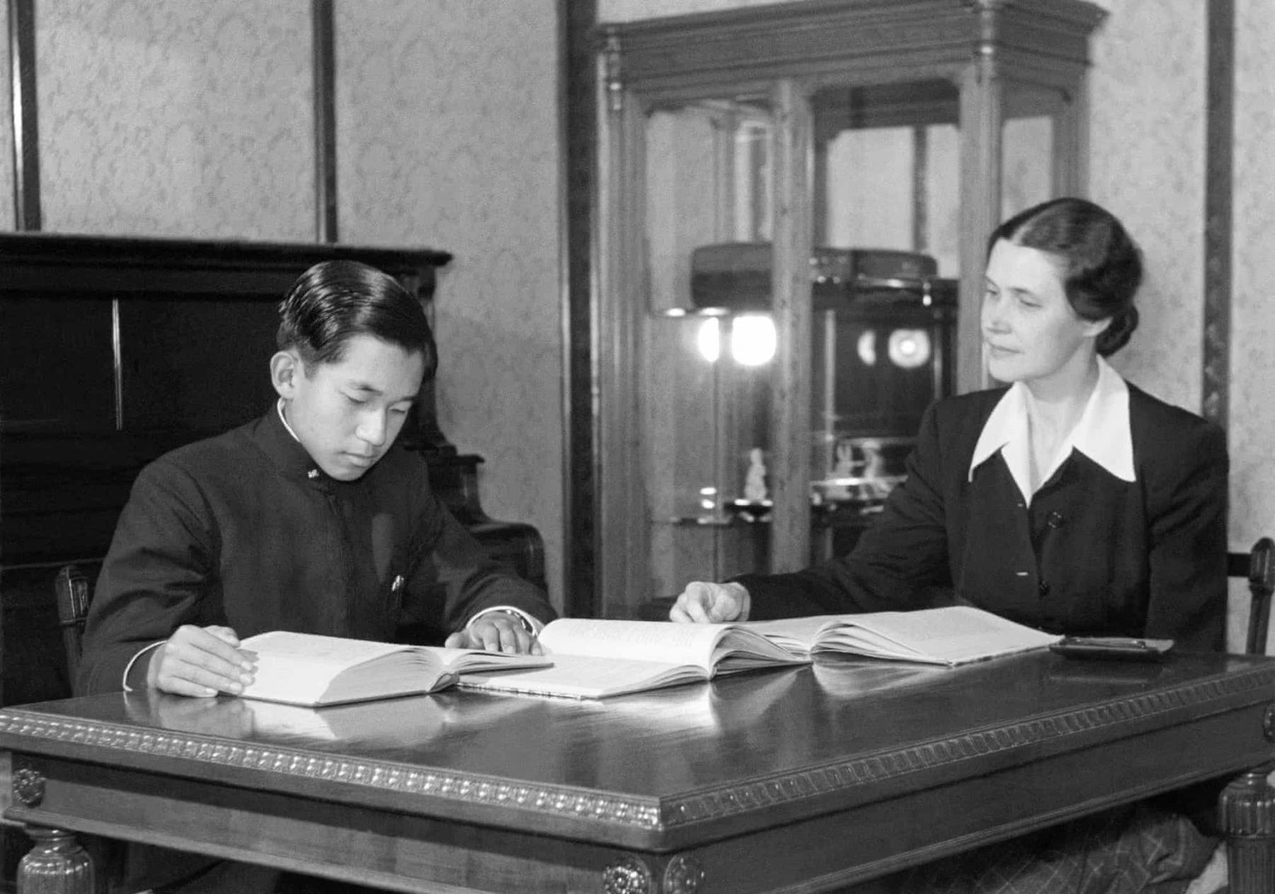1950 онд Акихито англи хэлний хичээлээ давтаж байгаа нь