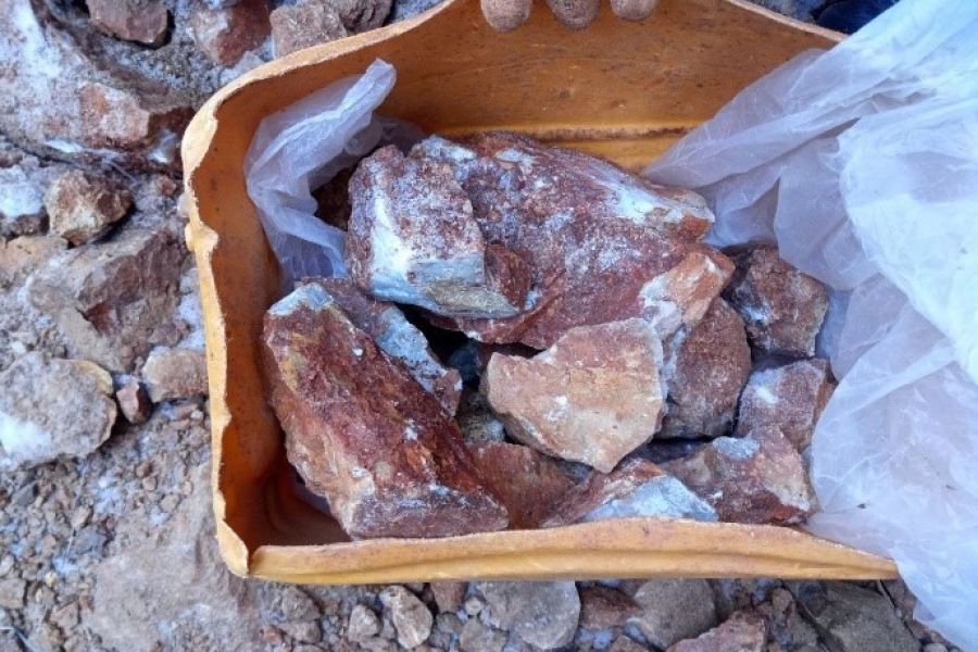 Алтны илэрцтэй 38 шуудай чулуу хууль бусаар олборложээ