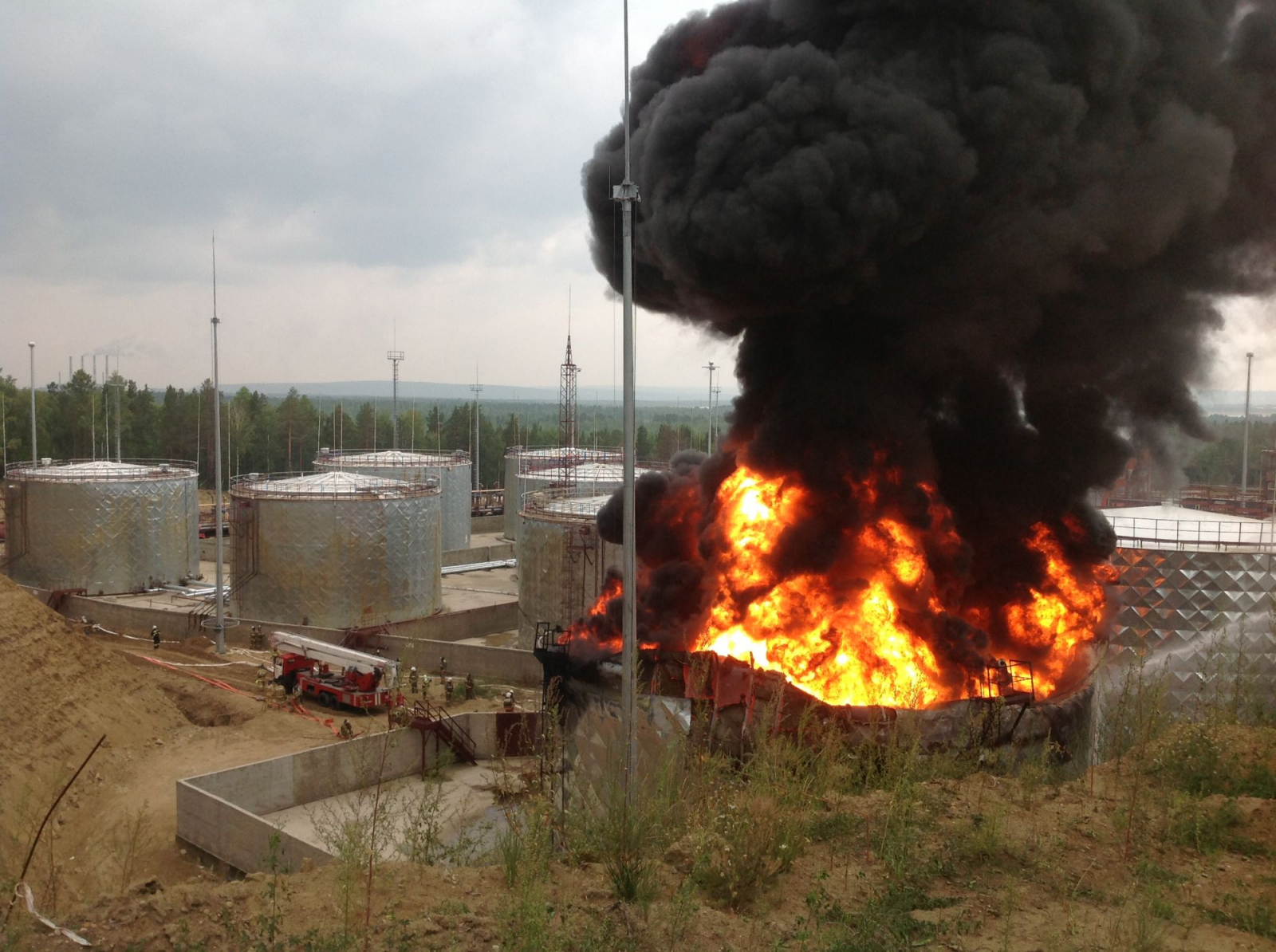 Взрывы горючих газов. Пожар на нефтехранилище в Ангарске. Пожары в резервуарных парках. Пожар на предприятии. Горение резервуара с нефтью.
